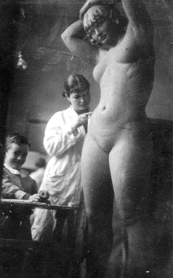 si-LUISA-GRANERO-MODELANDO-EN-SU-TALLER. 