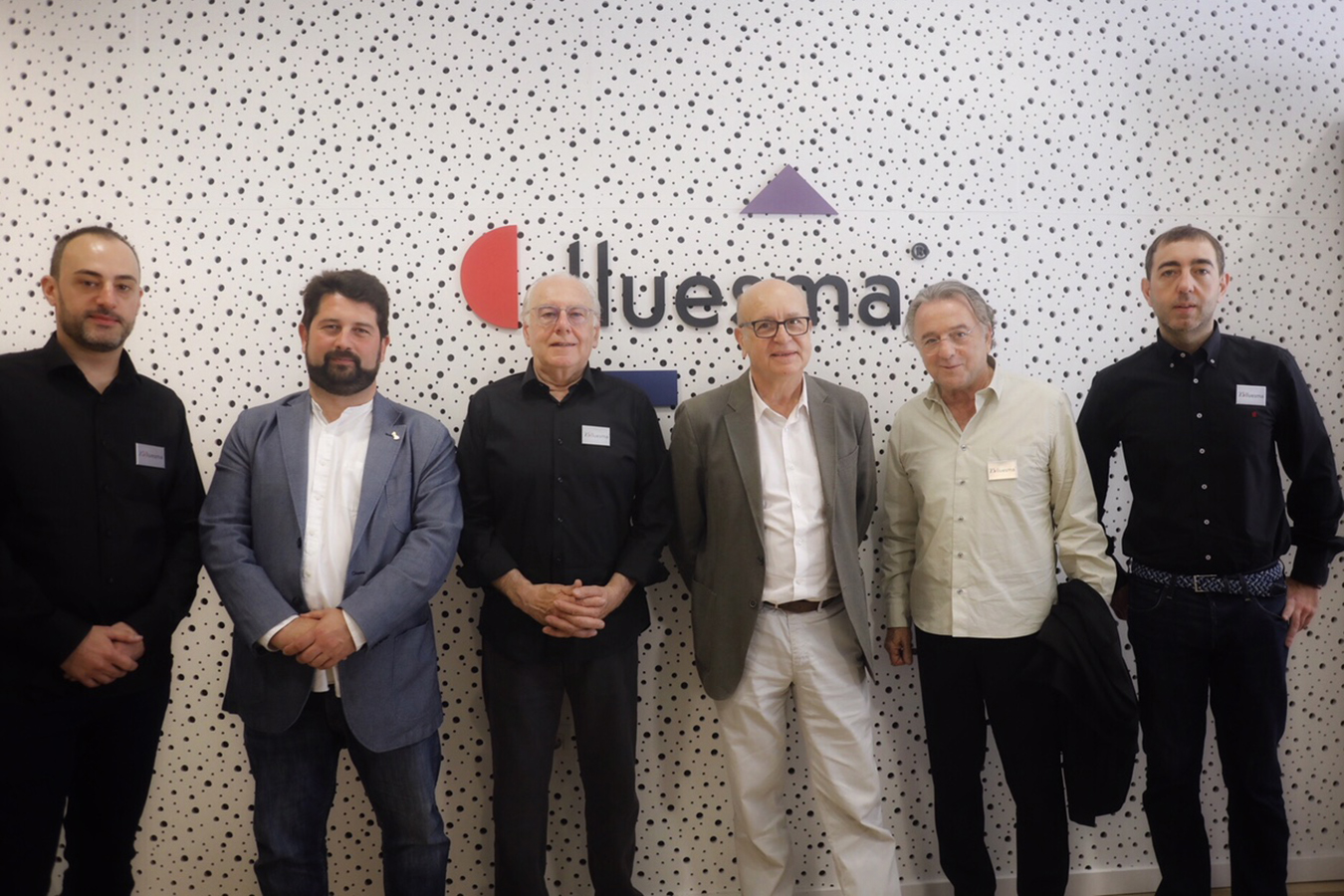 De izquierda a derecha, Carles Lluesma, Natxo Costa, Director General de Comercio de la Generalitat valenciana, Julio Lluesma, los diseñadores Vicent Martínez y Alberto Lievore, y Rubén Lluesma.
