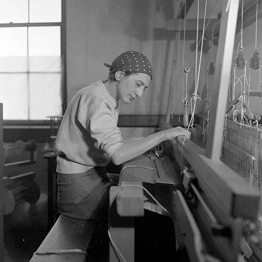 Anni Albers, en su taller. "No componemos una canción ni pintamos un cuadro, pero cuando diseñamos una casa, un bol o una tela, también podemos hacer una obra de arte". 
