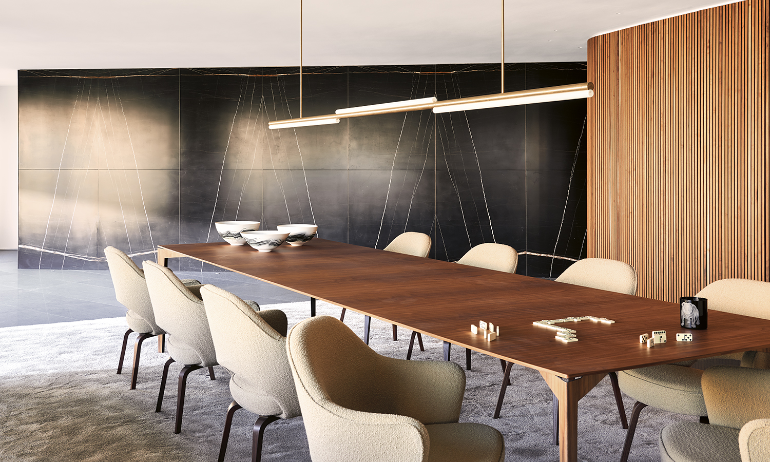 AyD-KoganBCN-04. Mesa de comedor Dinn, de Jader Almeida para Sollos y sillas Conference, de Eero Saarinen, editadas por Knoll, en MINIM. La lámpara es un diseño a medida de Michael Anastassiades.