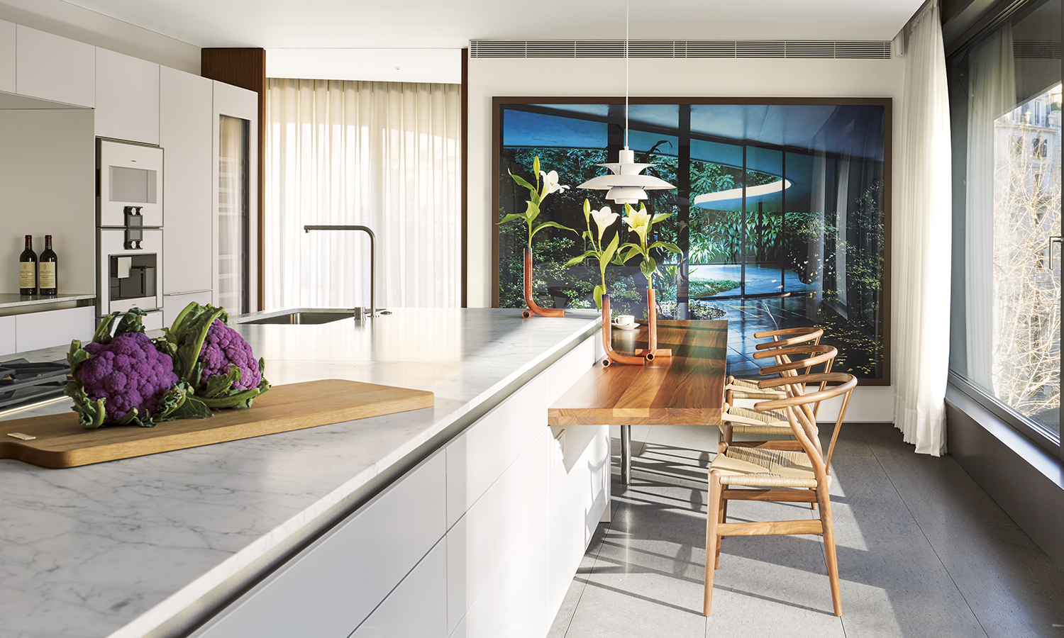 AyD-KoganBCN-07. La cocina, realizada por bulthaup barcelona bach 7, está equipada con el sistema b3 de bulthaup. Sillas CH24 Wishbone, de Hans J. Wegner para Carl Hansen & Søn y lámpara de techo PH50 Artichoke, de Poul Henningsen para Louis Poulsen, en MINIM.