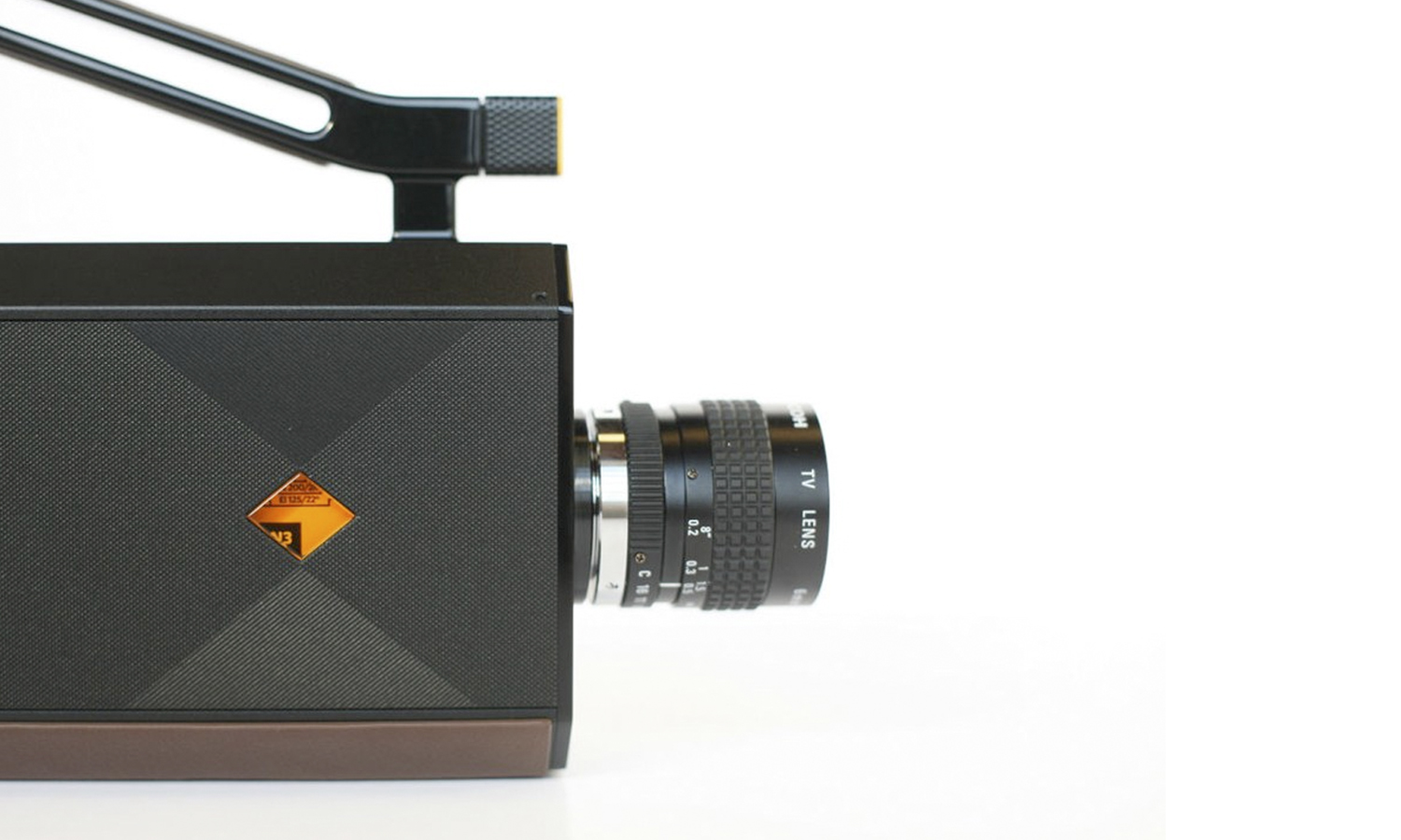 Vendrá integrada con un objetivo Ricoh 6 mm f1.2 y una montura C tradicional.
