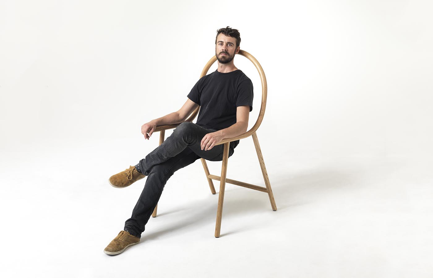 Clark Bardsley "sentado" sobre su "no-silla". 
