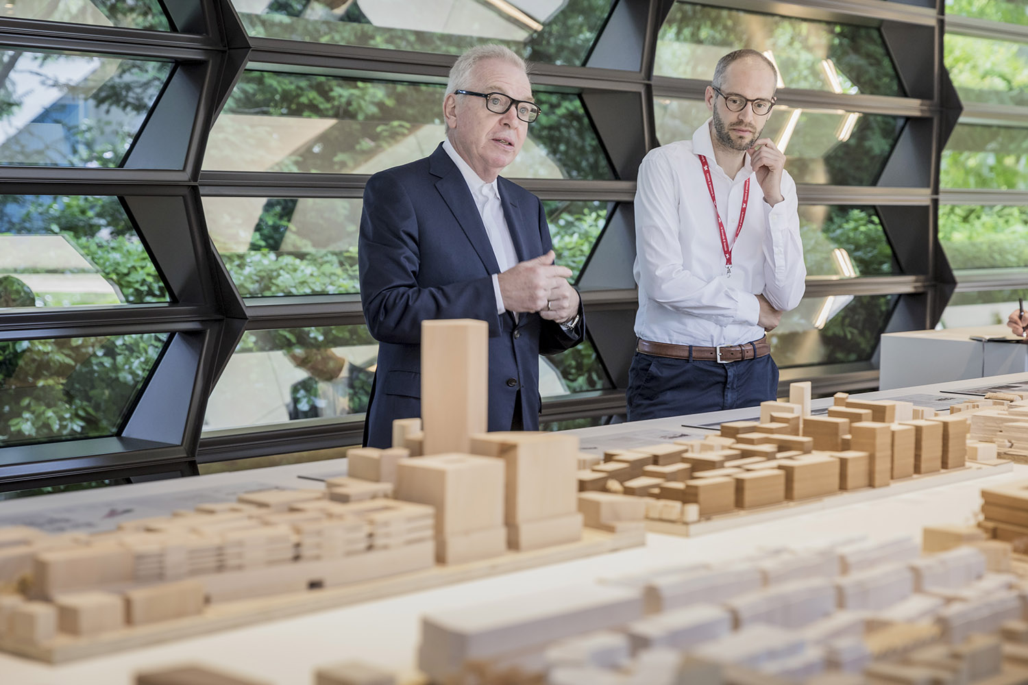 Los arquitectos David Chipperfield y Simon Kretz explicando el proyecto de reflexión sobre el futuro de la ciudad, desarrollado en el marco de la iniciativa Mentor & Protégé Arts.
