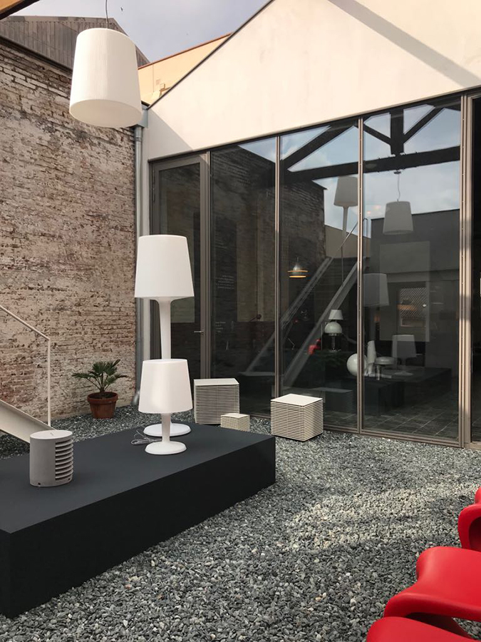 El patio exterior del espacio Pasaje Montoya exhibe los modelos outdoor de Metalarte, como la baliza Oliver, la InOut de Ramón Úbeda y Otto Canalda y la Dojo de Antoni Arola.
