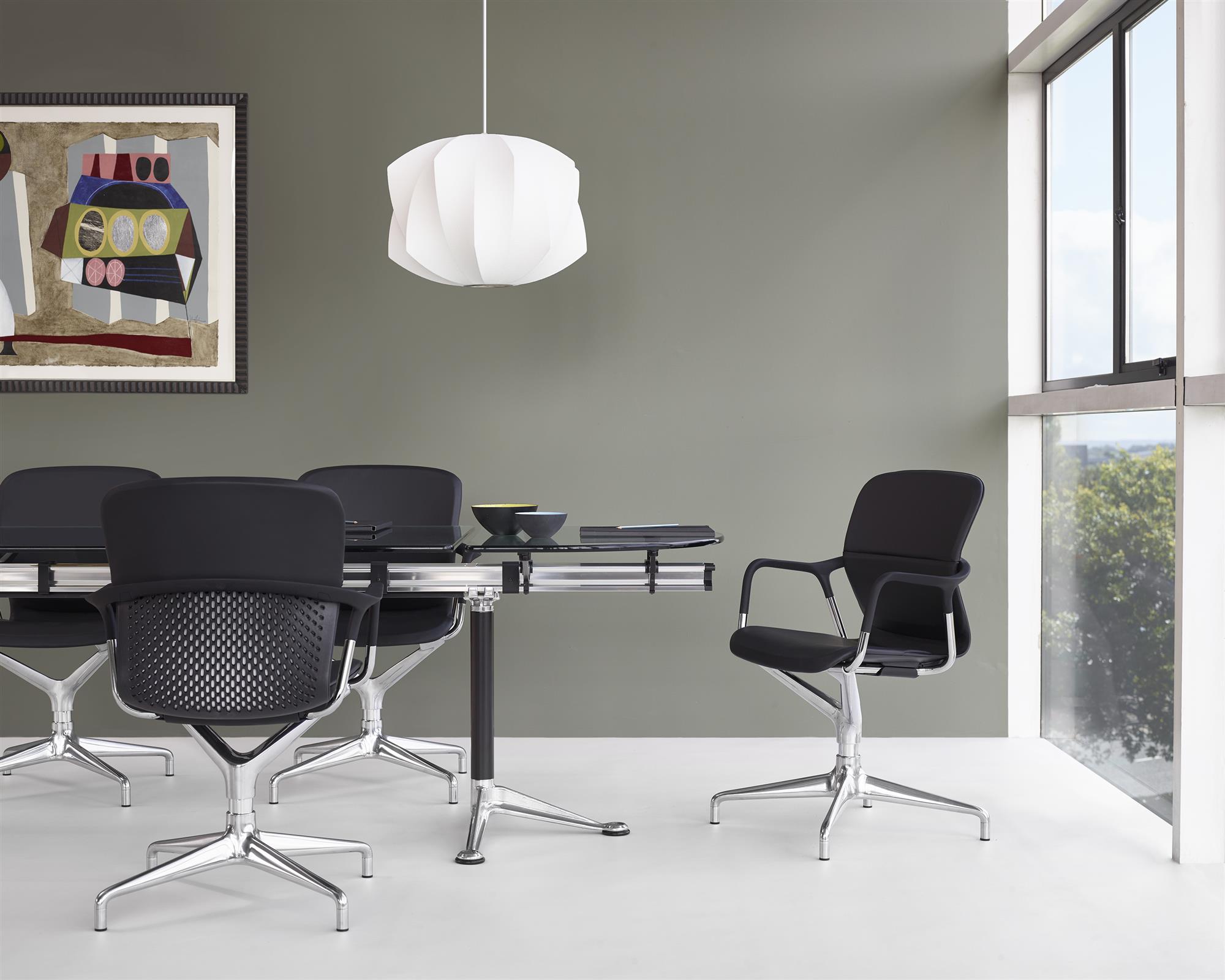 Sillas Keyn, mesa Burdick y lámpara Nelson Buble Lamp.
