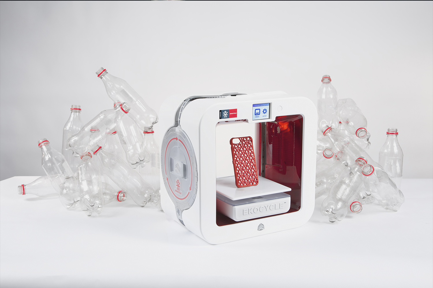Ekocycle Cube utiliza cartuchos con un 25% de PET reciclado, equivalente a tres botellas de medio litro. Tiene la capacidad de imprimir objetos con un tamaño de hasta 15 centímetros y una resolución de 70 micrones.
