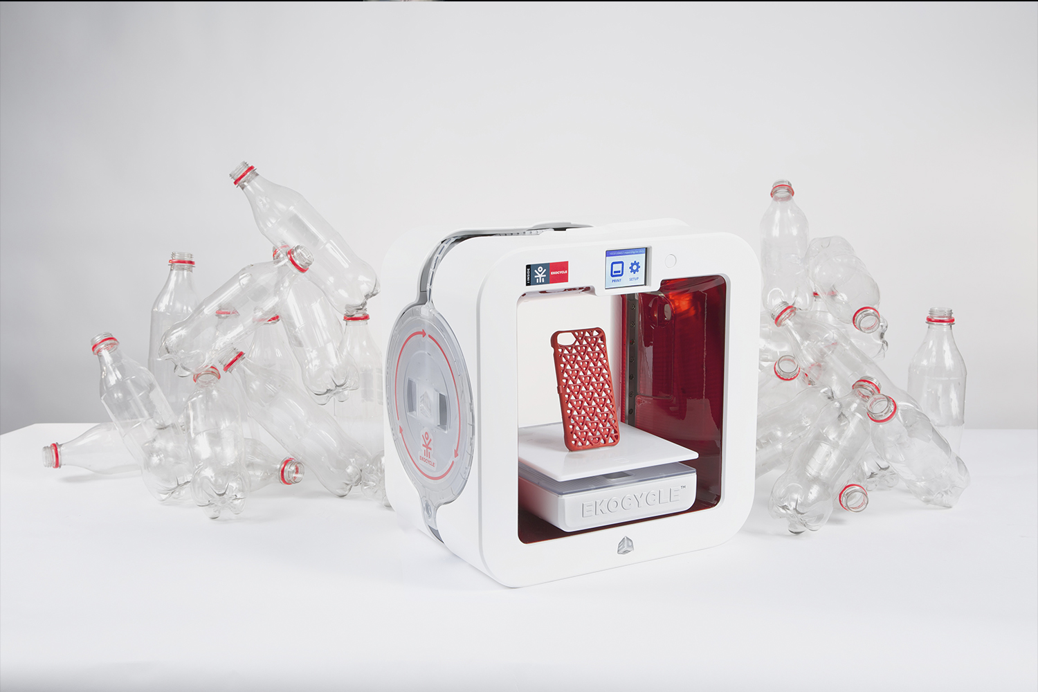 Ekocycle Cube utiliza cartuchos con un 25% de PET reciclado, equivalente a tres botellas de medio litro. Tiene la capacidad de imprimir objetos con un tamaño de hasta 15 centímetros y una resolución de 70 micrones.
