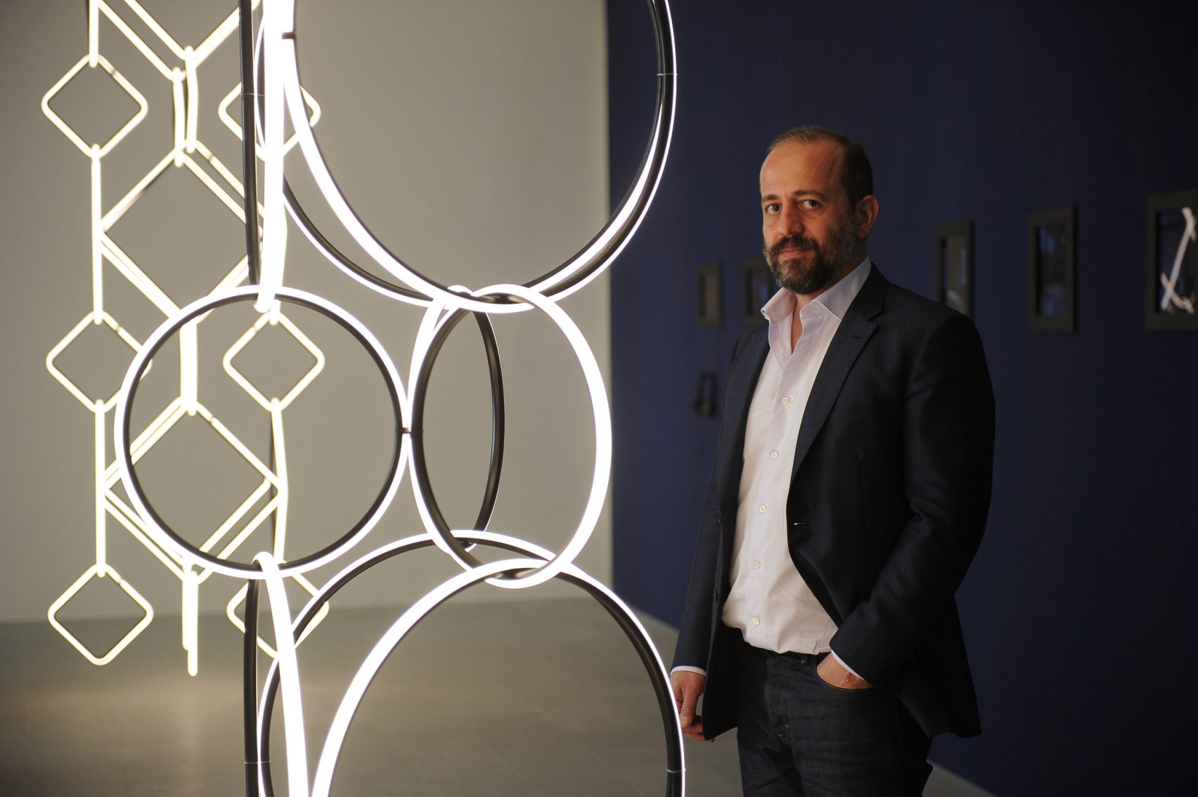 Michael Anastassiades junto a su última colección para Flos.
