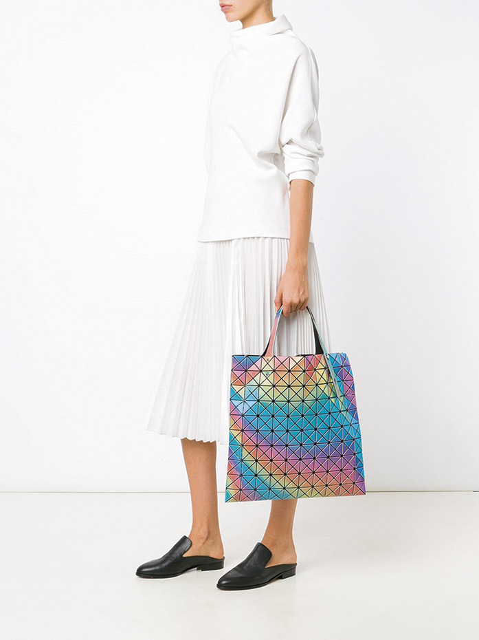 Bolso de Issey Miyake. [09] De la mano