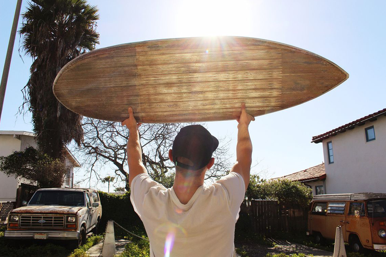 Tabla fabricada con cartón reciclado.
