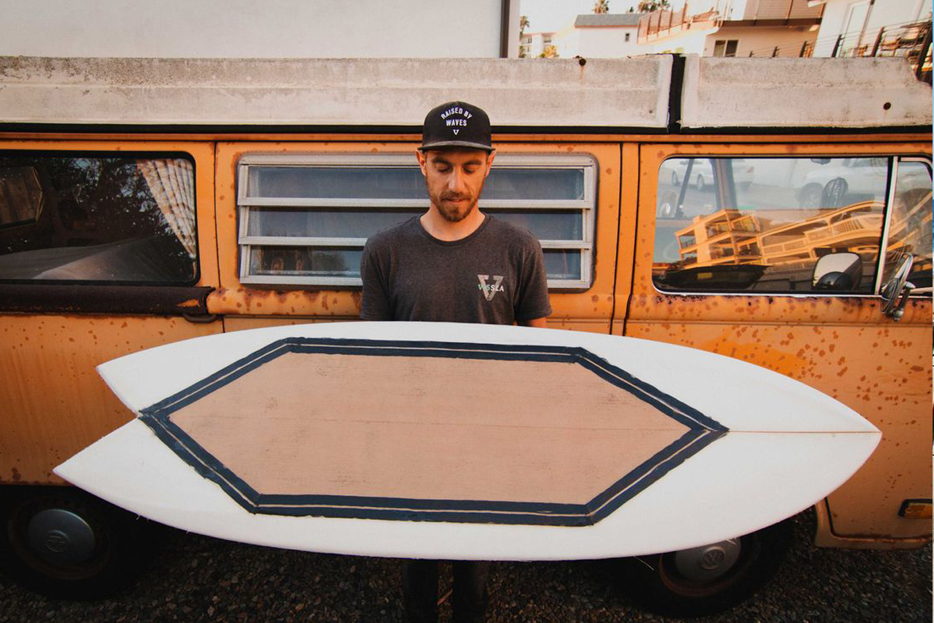 El arquitecto con una de sus creaciones.
