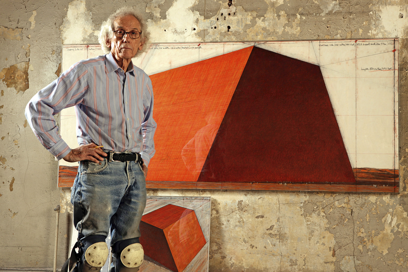 Christo ante el boceto de La Gran Mastaba de Londres. 

