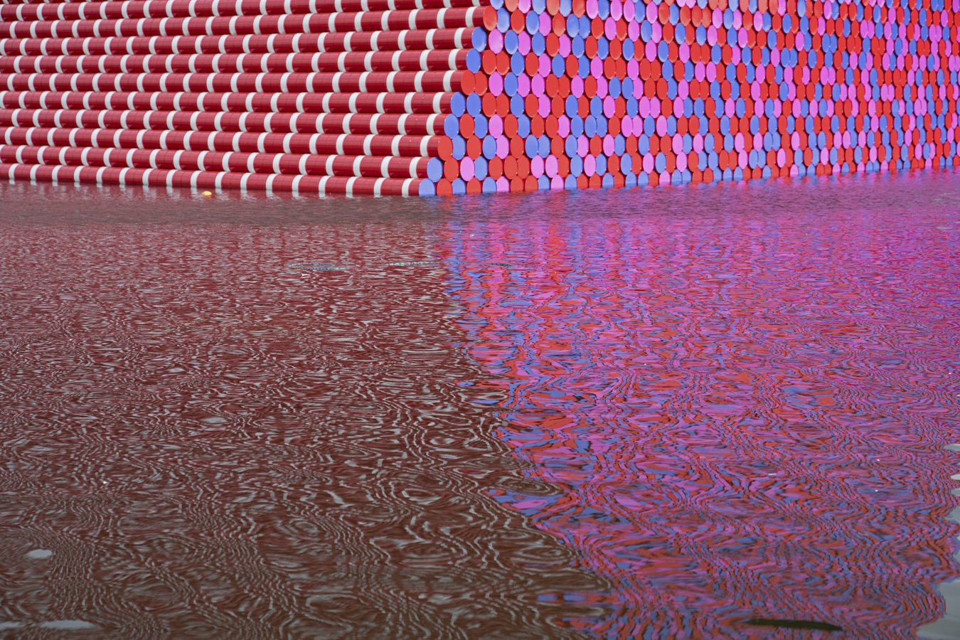 La obra de Christo es famosa por el enorme impacto visual de sus intervenciones a gran escala.