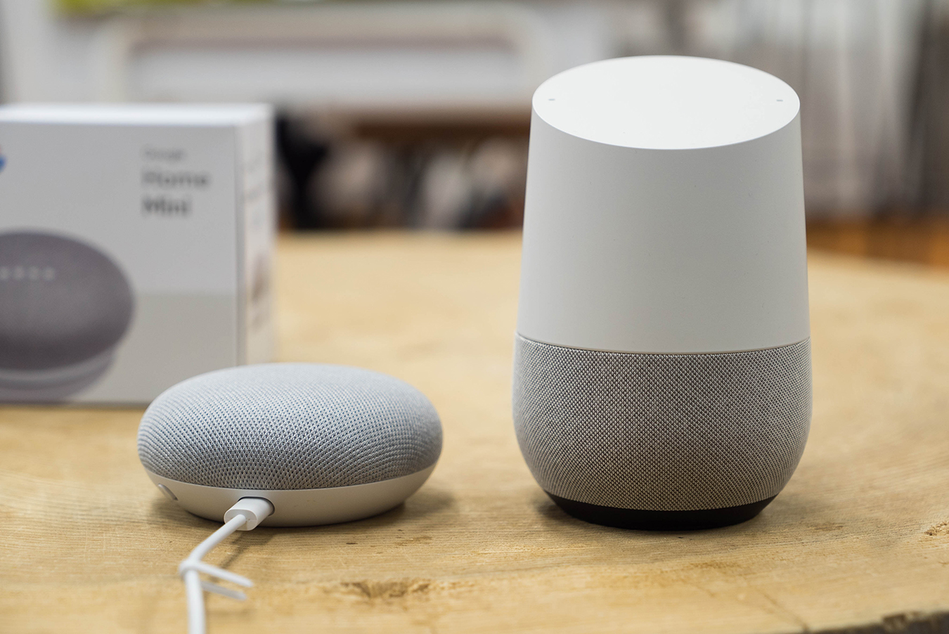 Google Home viene acompañado de Google Home Mini, un altavoz de menor tamaño, potencia y precio.
