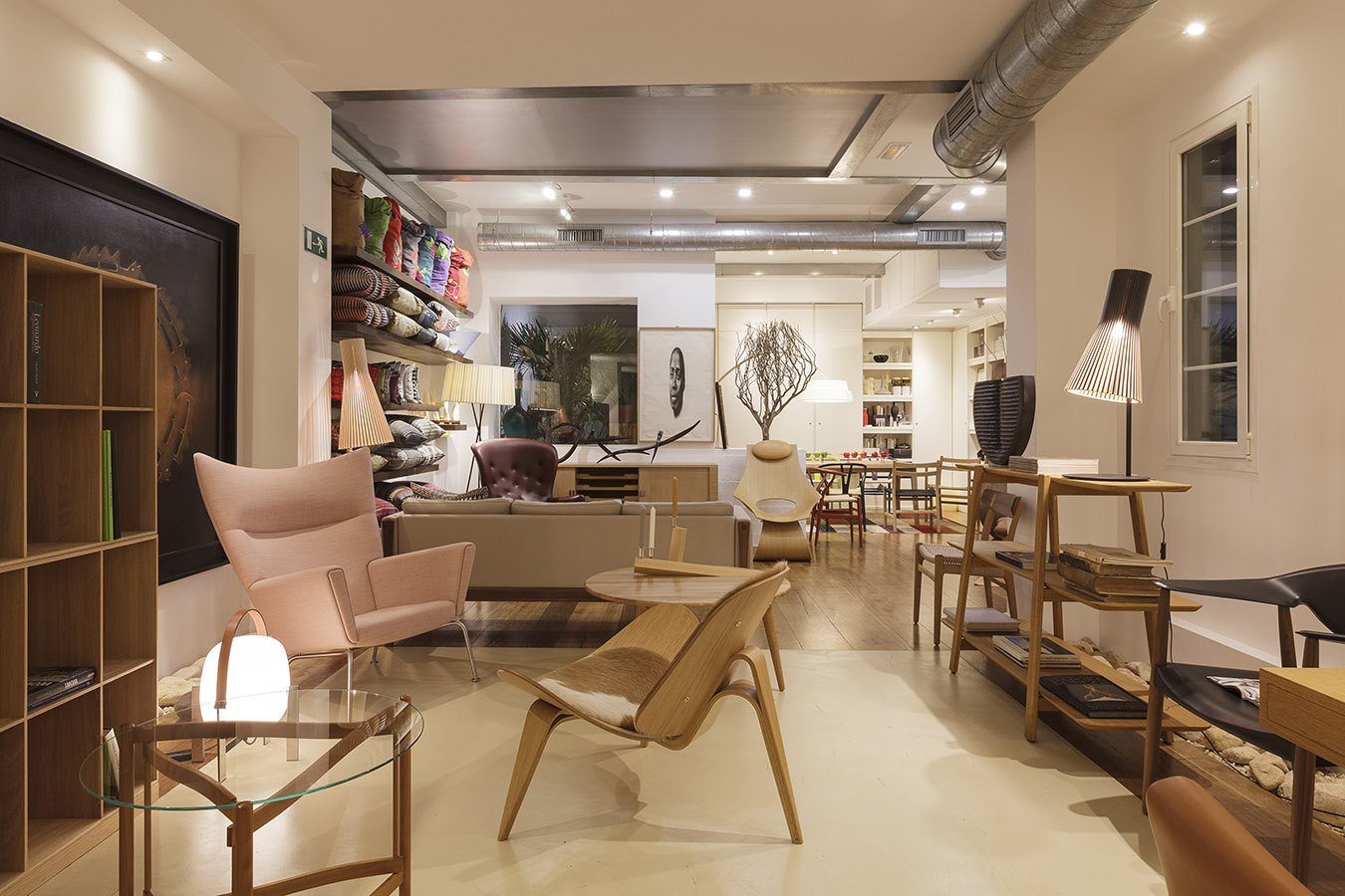 El espacio Chic & Soul de Madrid reúne la mayor exposición de producto Carl Hansen & Søn de España.
