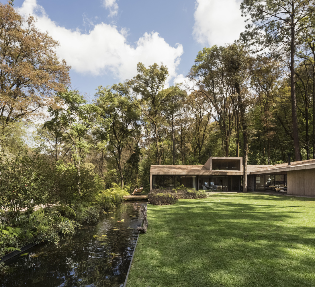 L House, por Dellekamp Arquitectos.
