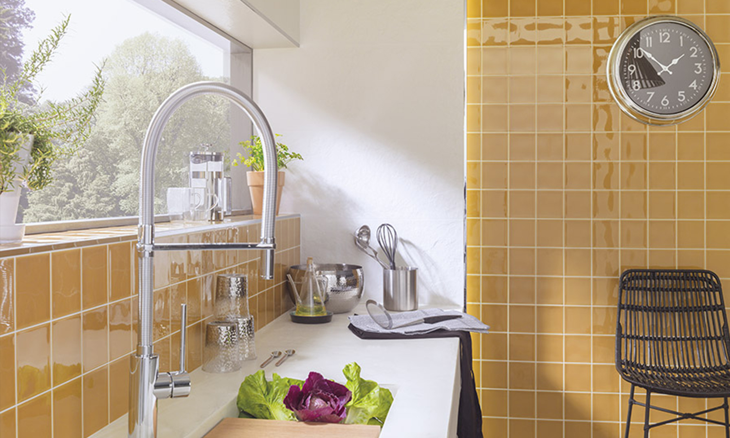 Amarillo ocre + grifería de cocina Spring- aviva tus sentidos culinarios. 
