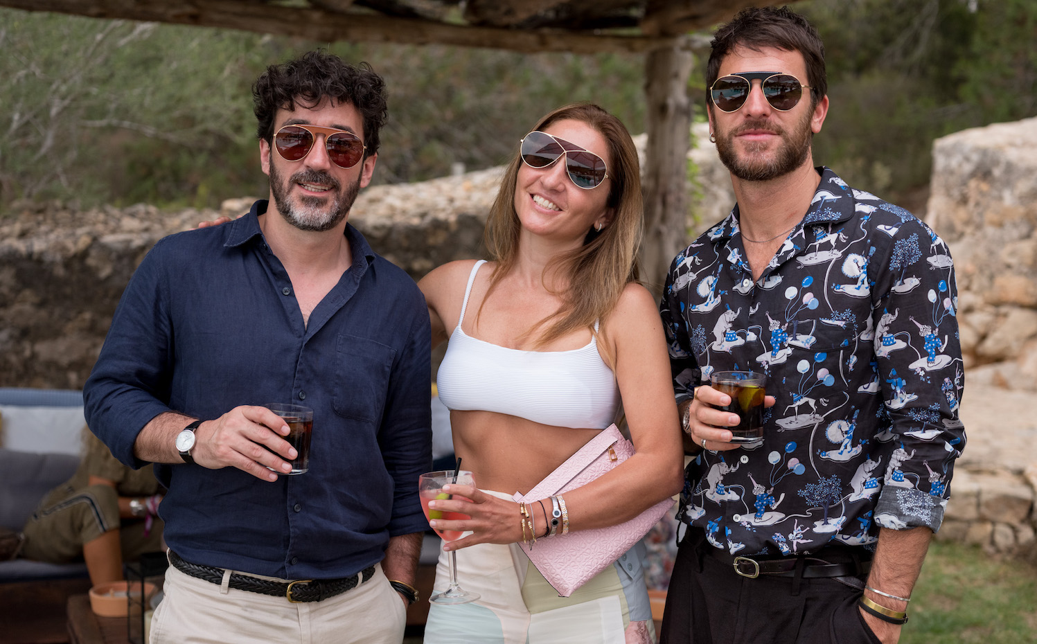 Chema Tena, Lorenza de Paola y Alfonso Bassave en la fiesta de Loewe. Foto: Marc Medina
