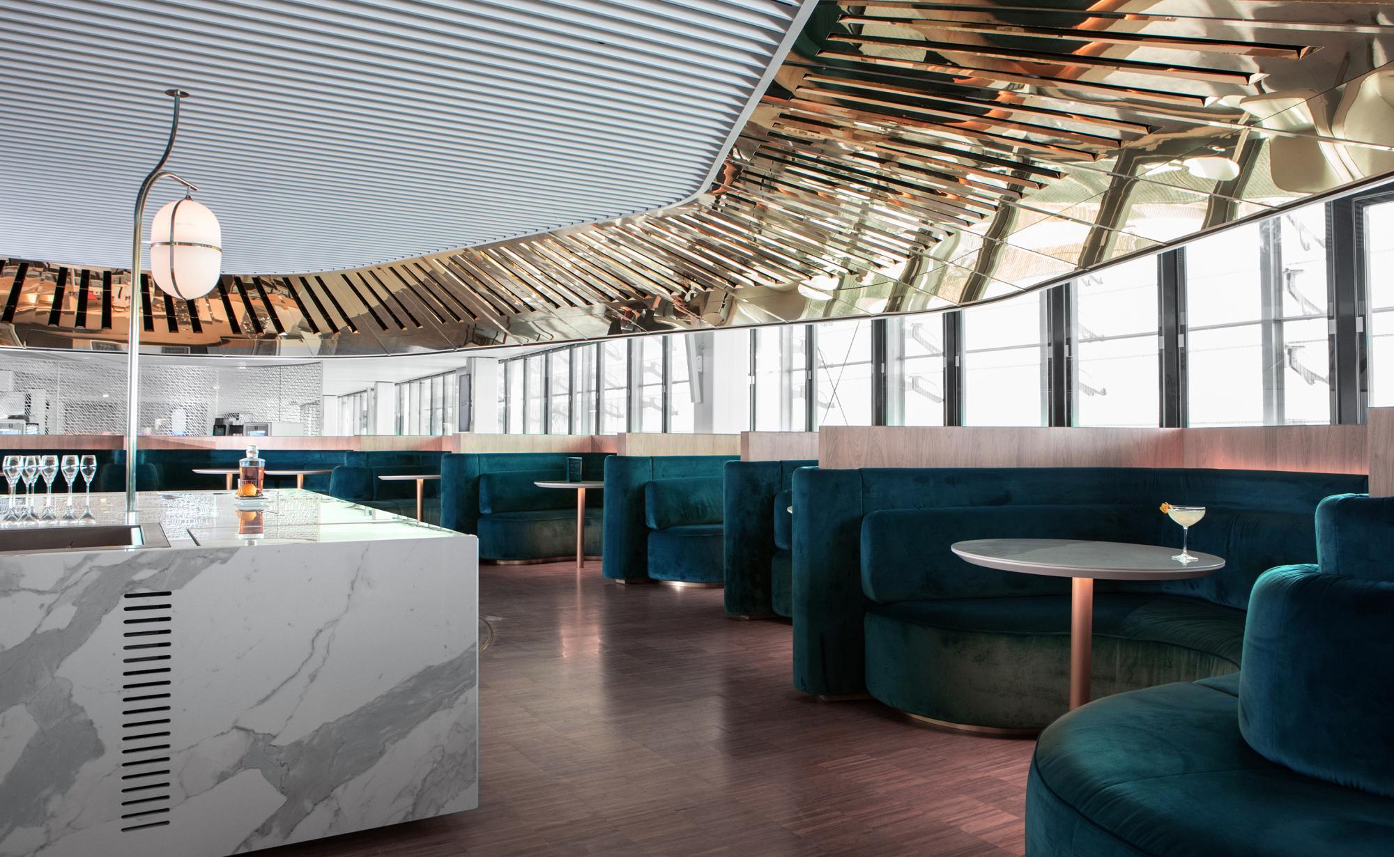 Mathieu Lehanneur ha diseñado para Le Balcon una barra central con una sucesión de asientos exteriores de cuadros teatrales.