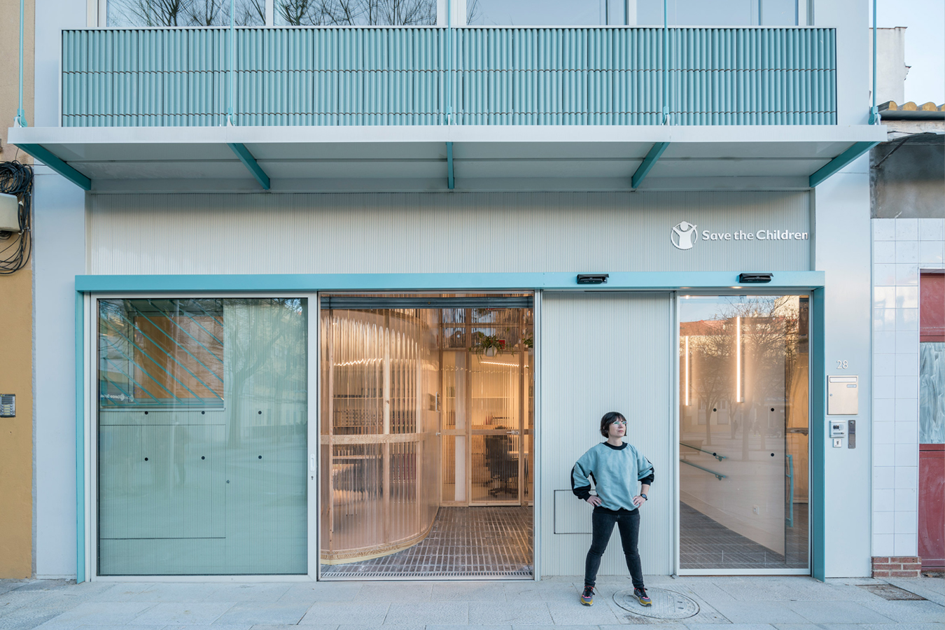 Se rehabilitó y amplio un edificio de los años 50 del barrio de San Diego, en Madrid.
