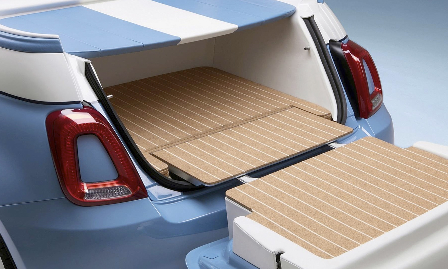 El maletero está cubierta por tablones de corcho con un diseño que recuerda el diseño de tablas de madera de teca de los yates de lujo.
