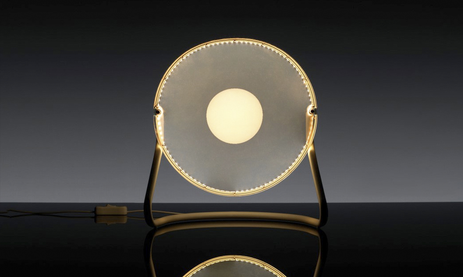 Lámpara con iluminación regulable, colección Rumtid de IKEA.
