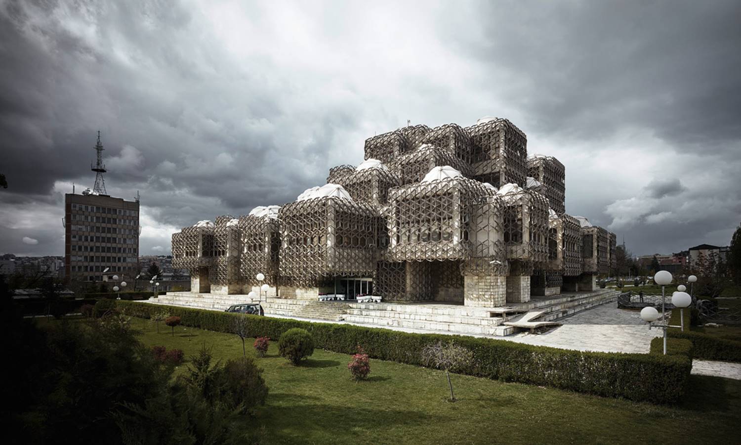 Andrija Mutnjaković. Biblioteca Nacional y Universitaria de Kosovo, 1971–82. Prishtina, Kosovo.
