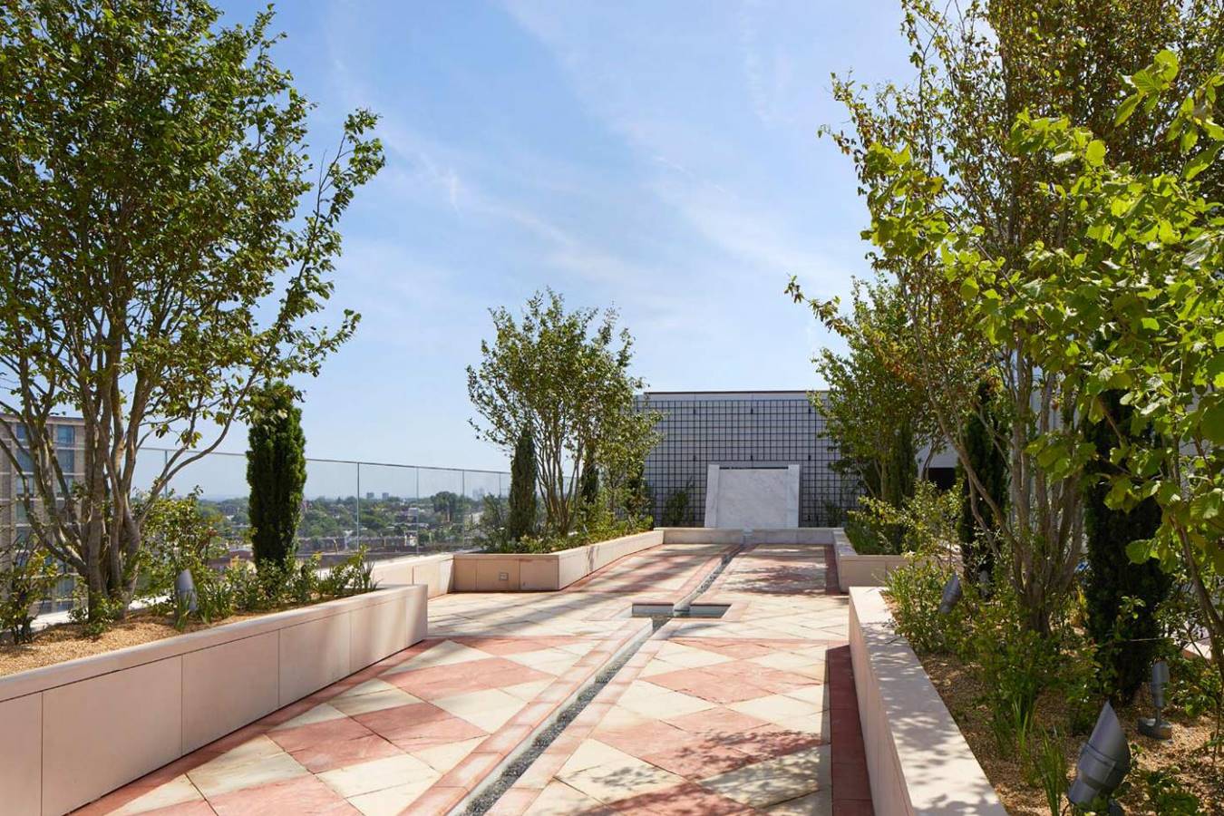 Dispone, a su vez, de tres jardines islámicos.