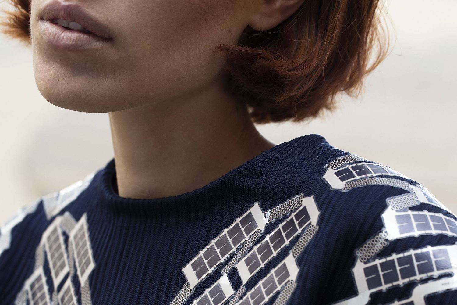 Detalle de la camiseta solar.

