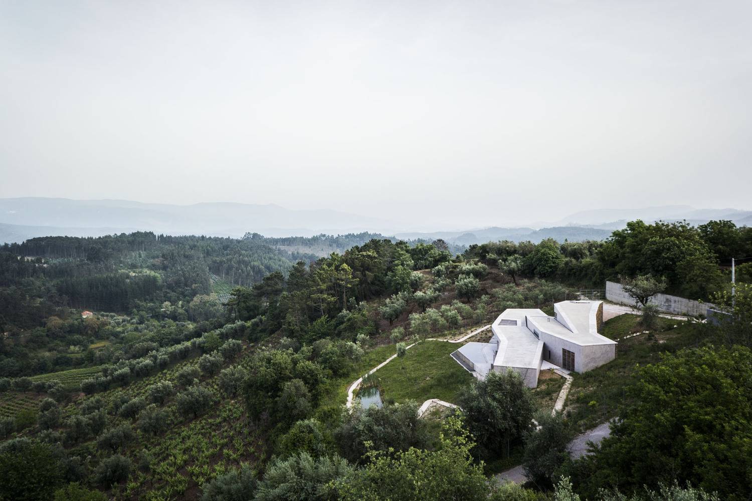 Casa en Gateira, por Camarim Arquitectos