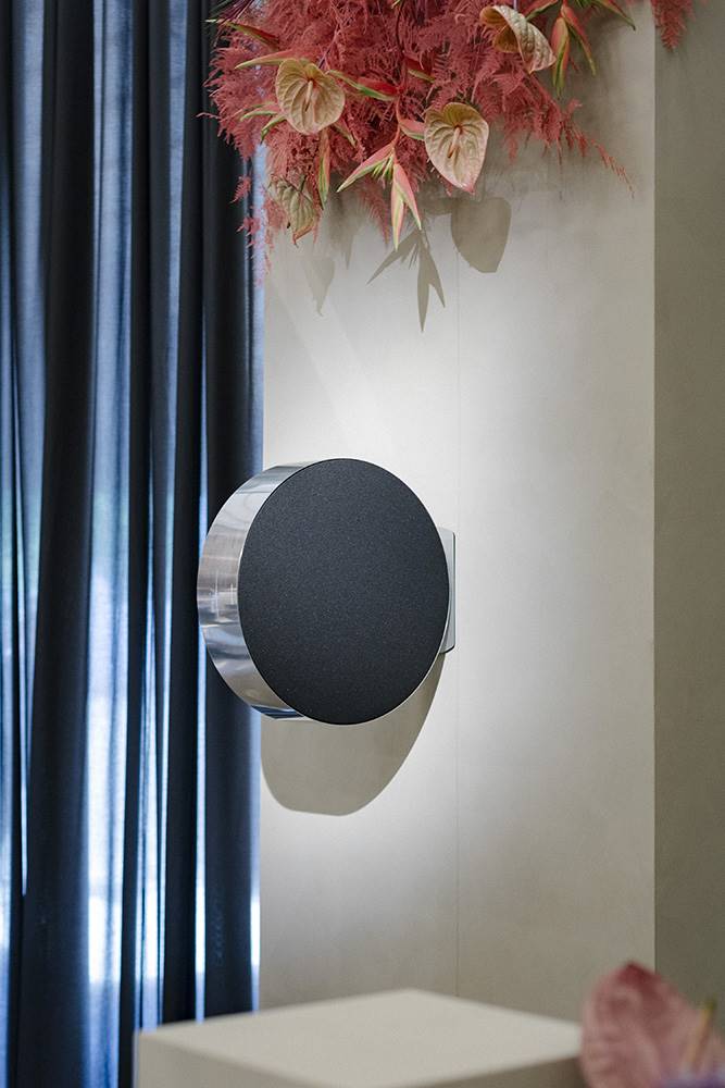 La forma circular de Beosound Edge permite dos opciones de colocación: en el suelo como una impresionante pieza central, o colocado en la pared a modo de auténtico desafío a la gravedad.
