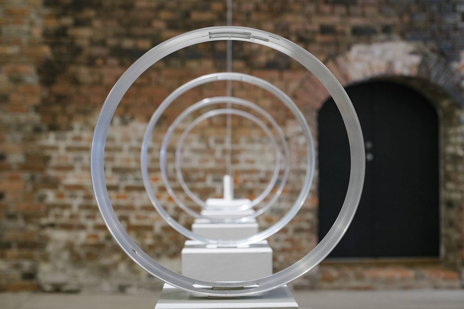Desde la década de 1950, Bang & Olufsen ha sido pionera en el uso del aluminio, convirtiéndose casi en sinónimo de la marca. Es necesario un trabajo artesanal extraordinario y una gran atención al detalle para lograr el marco circular perfecto y pulir el exterior para obtener un acabado impecable.
