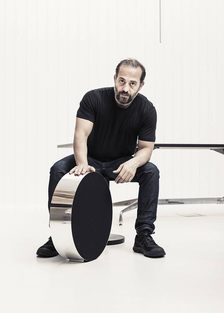 Para su creador, Michael Anastassiades, el diseño del altavoz ha sido un proceso de destilado de ideas hasta dar con un objeto puro y simple.

