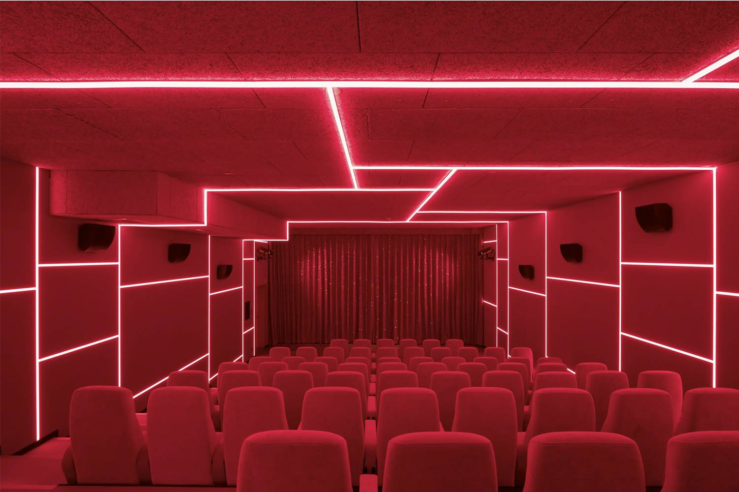 Esta sala en concreto de Delphi Lux haría las delicias de David Lynch. 