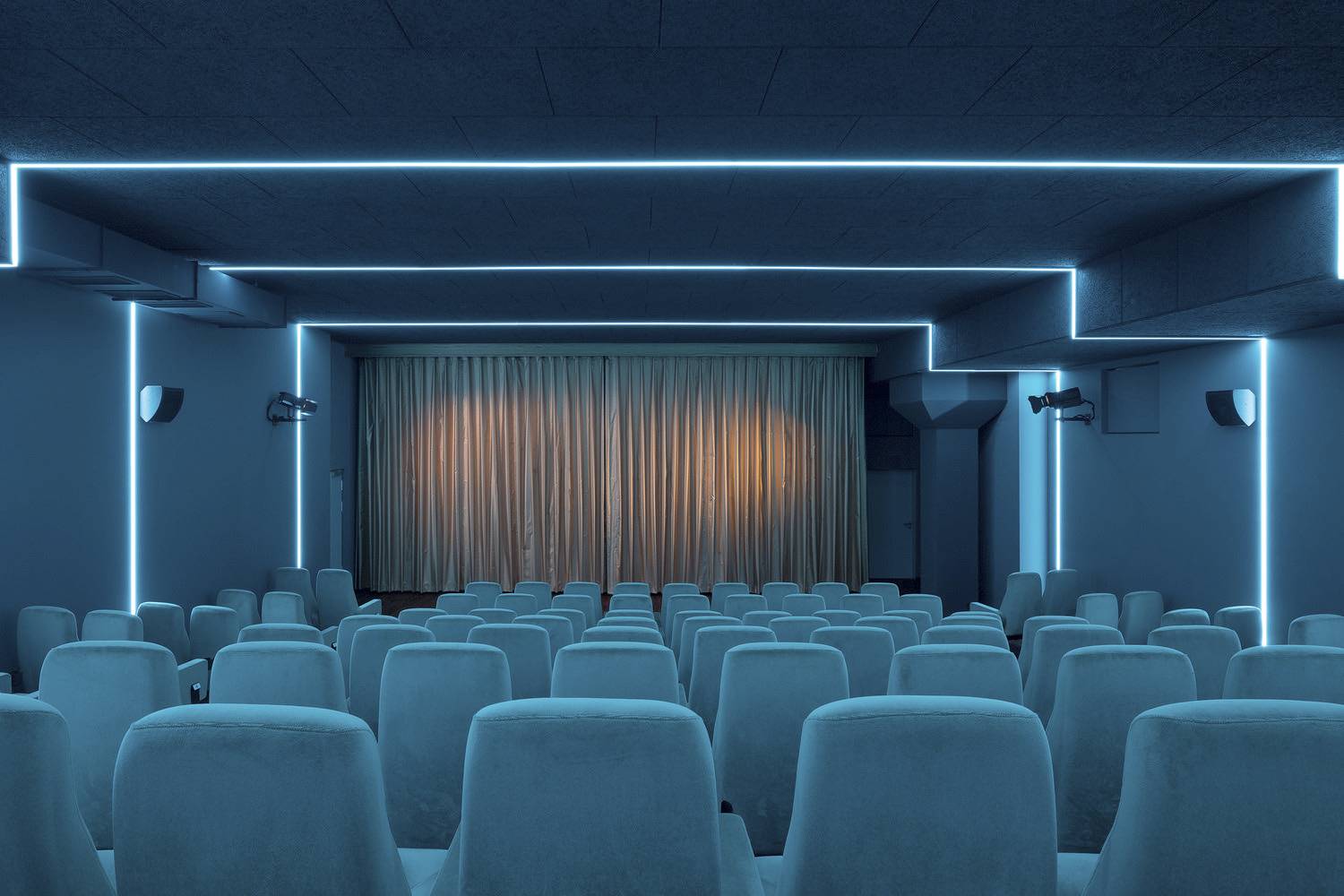 Las tiras de LED dan personalidad a cada una de las salas del cine Delphi Lux. 