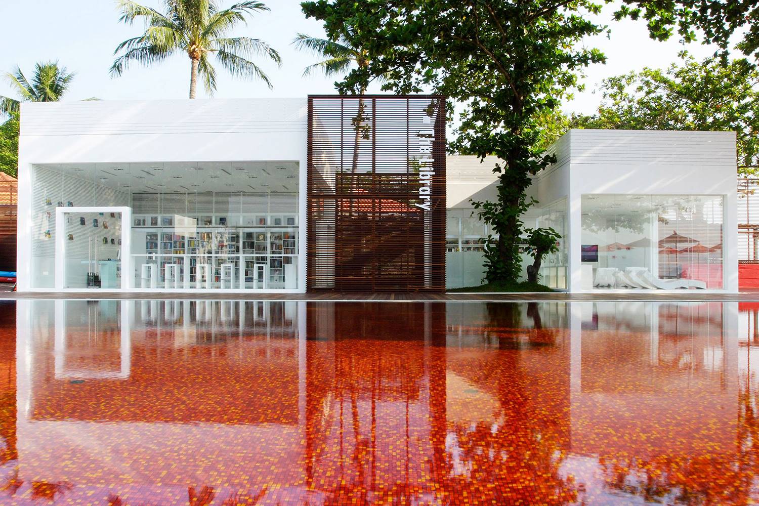 El Mar Rojo en miniatura piscina The Library en Koh Samui Tailandia
