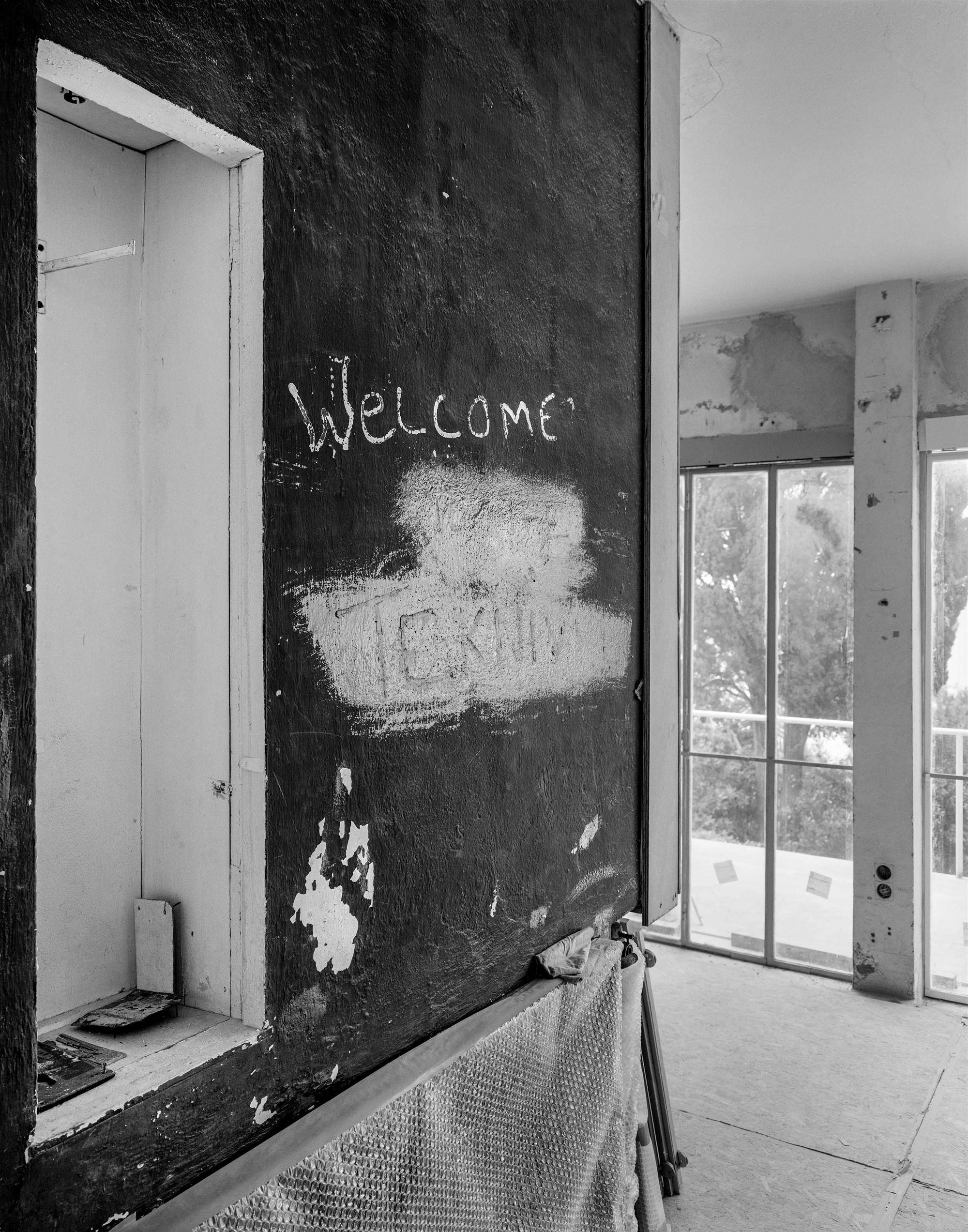 El título de la muestra, Welcome (To The Teknival), procede de dos grafitis hechos mientras la casa estuvo abandonada.