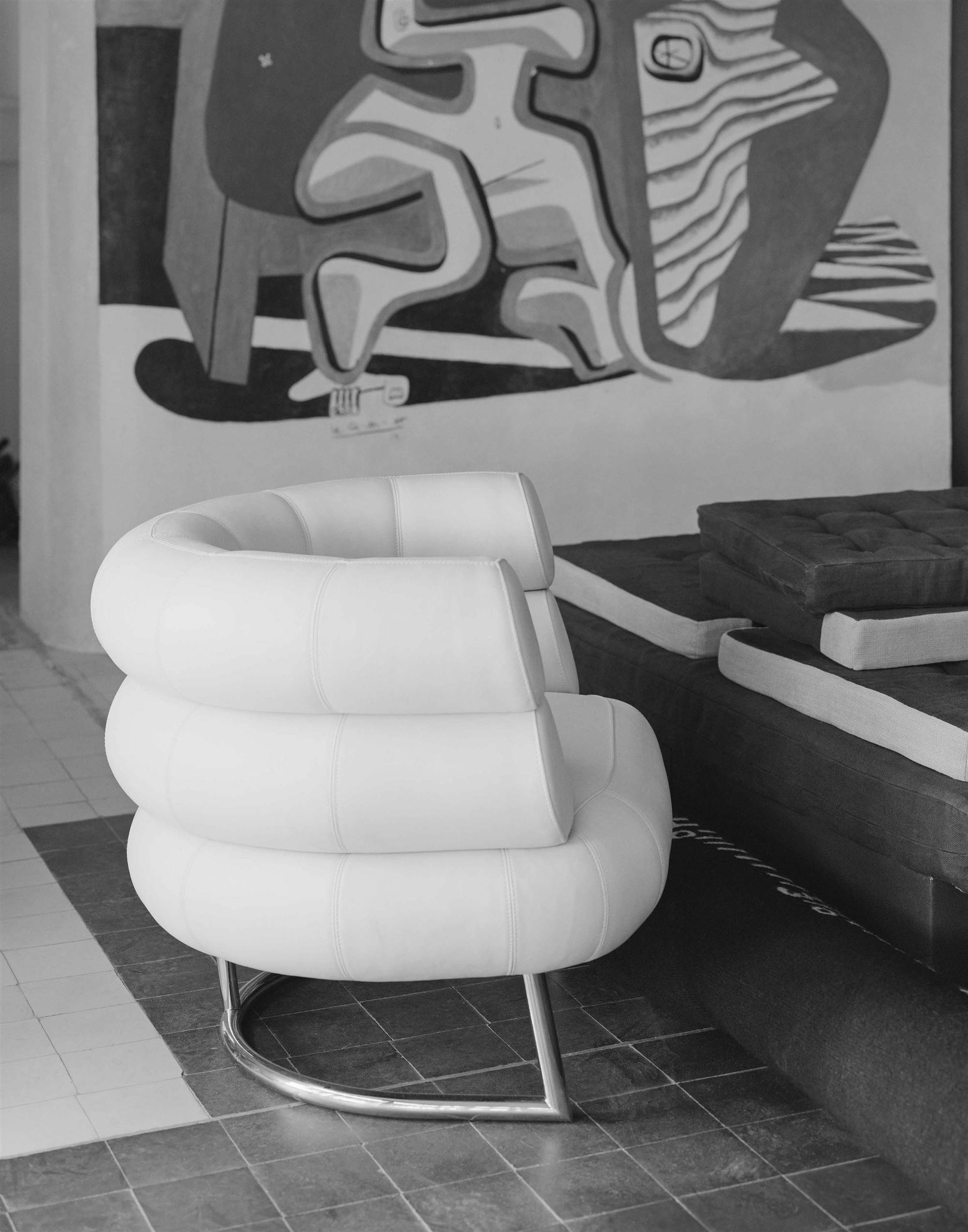 El mobiliario es de Eileen Gray.