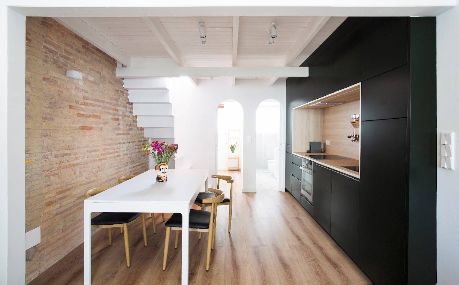 Casa Valencia Cabanyal Cocina, comedor y puertas. 