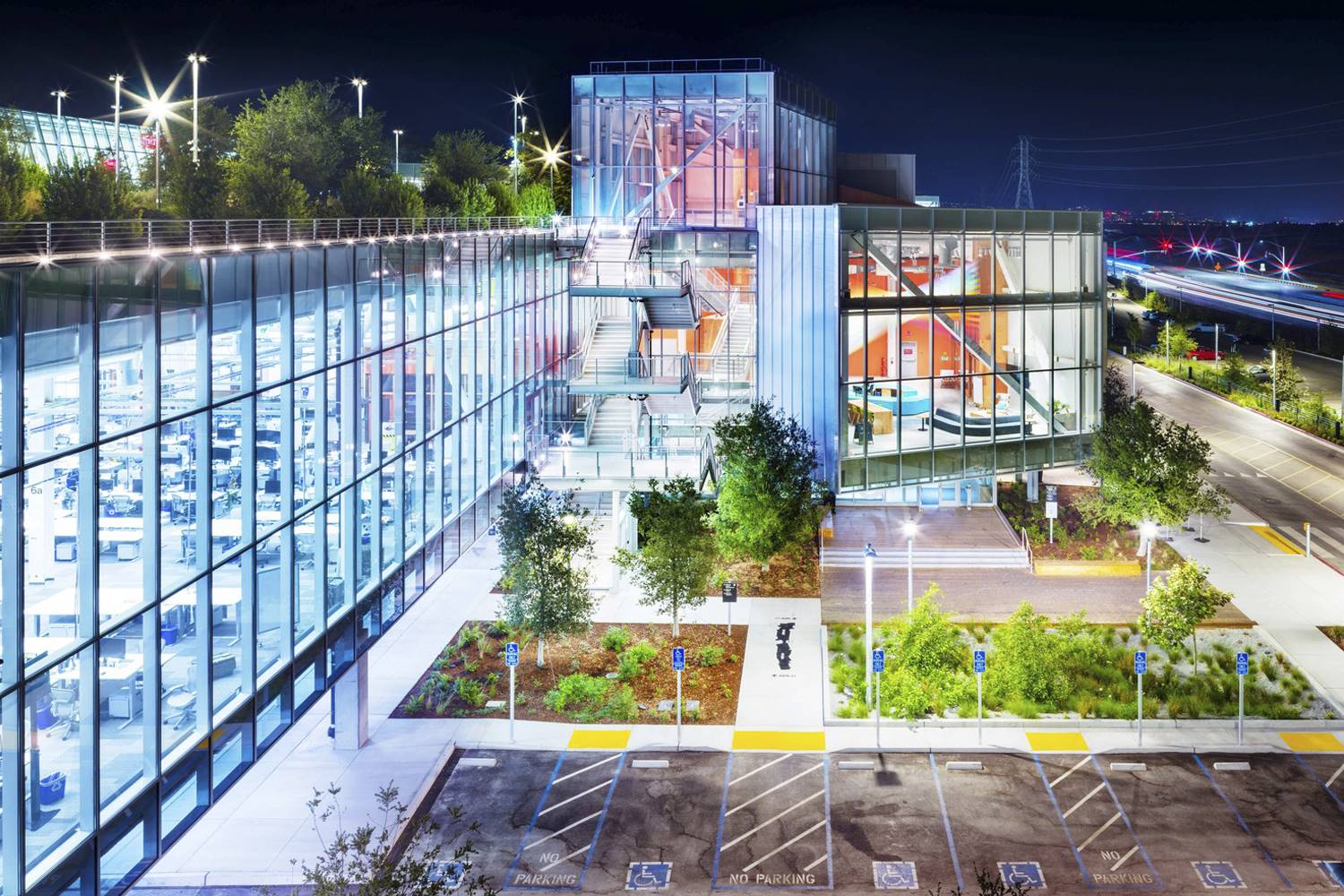 El edificio de Gehry utiliza un sistema de agua reciclada, placas solares y grandes cristaleras para maximizar la entrada de luz natural.