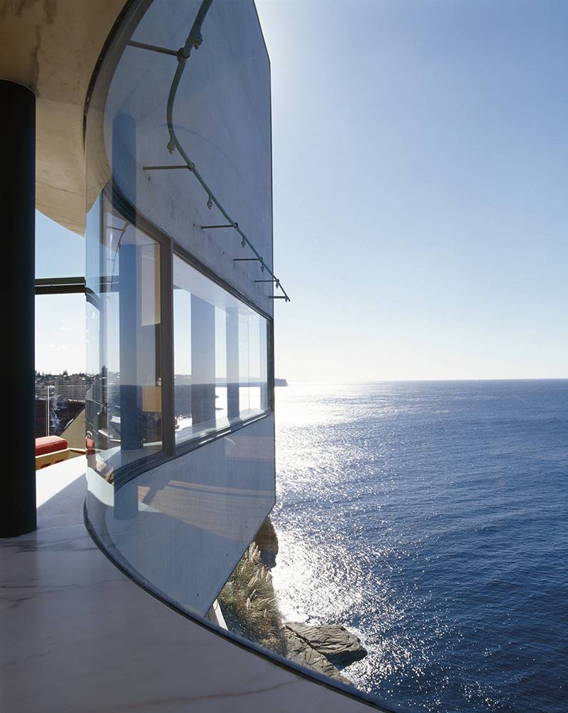 La fachada de la casa Holman, de Burbach Block Architects, se pliega en busca de las vistas y la trayectoria del sol.
