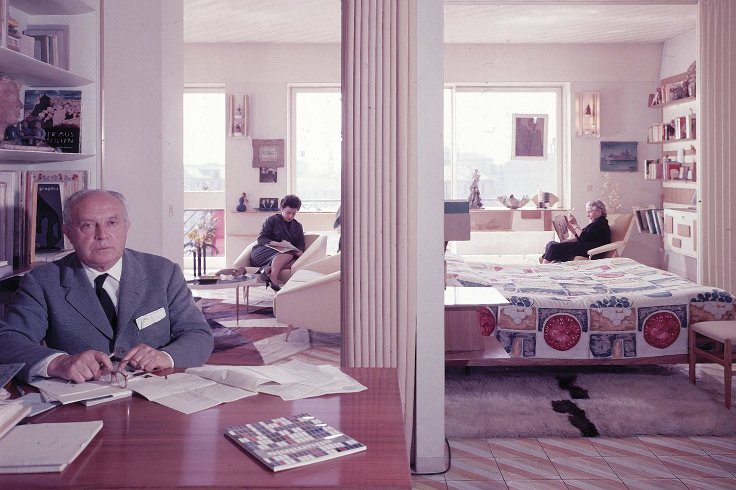 Gio Ponti con su familia en su vivienda de Milán.
