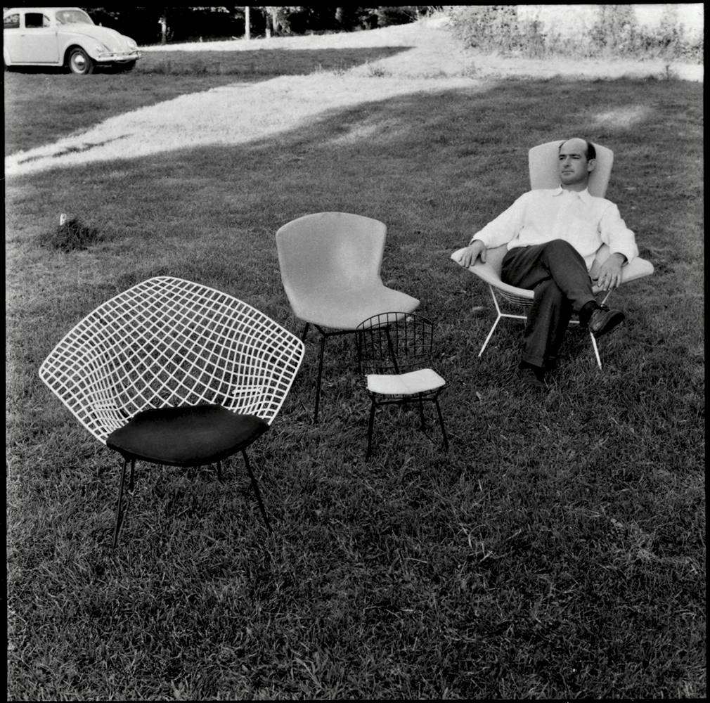 Harry Bertoia con dos de sus diseños icónicos, la Diamond Chair y la Side Chair, ambos creados en 1952 y editados por Knoll.
