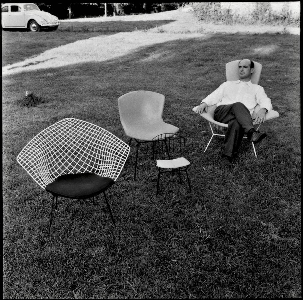 Harry Bertoia con dos de sus diseños icónicos, la Diamond Chair y la Side Chair, ambos creados en 1952 y editados por Knoll.
