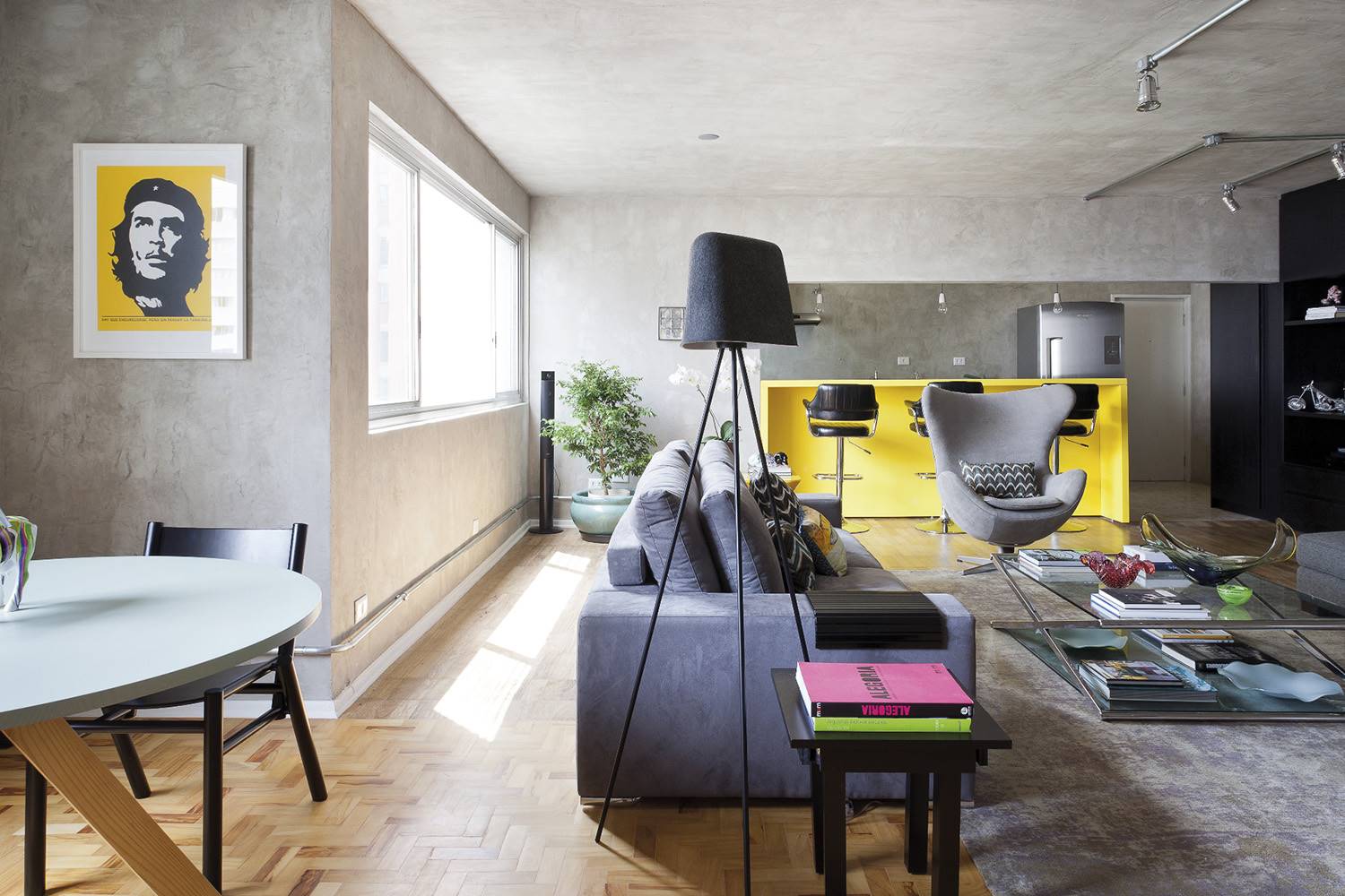A pesar de no tener el edificio un pasado industrial, Suite Arquitetos ha dotado a esta vivienda en São Paulo de elementos típicos de un loft, como paredes con una textura que recuerda al hormigón e instalaciones vistas.
