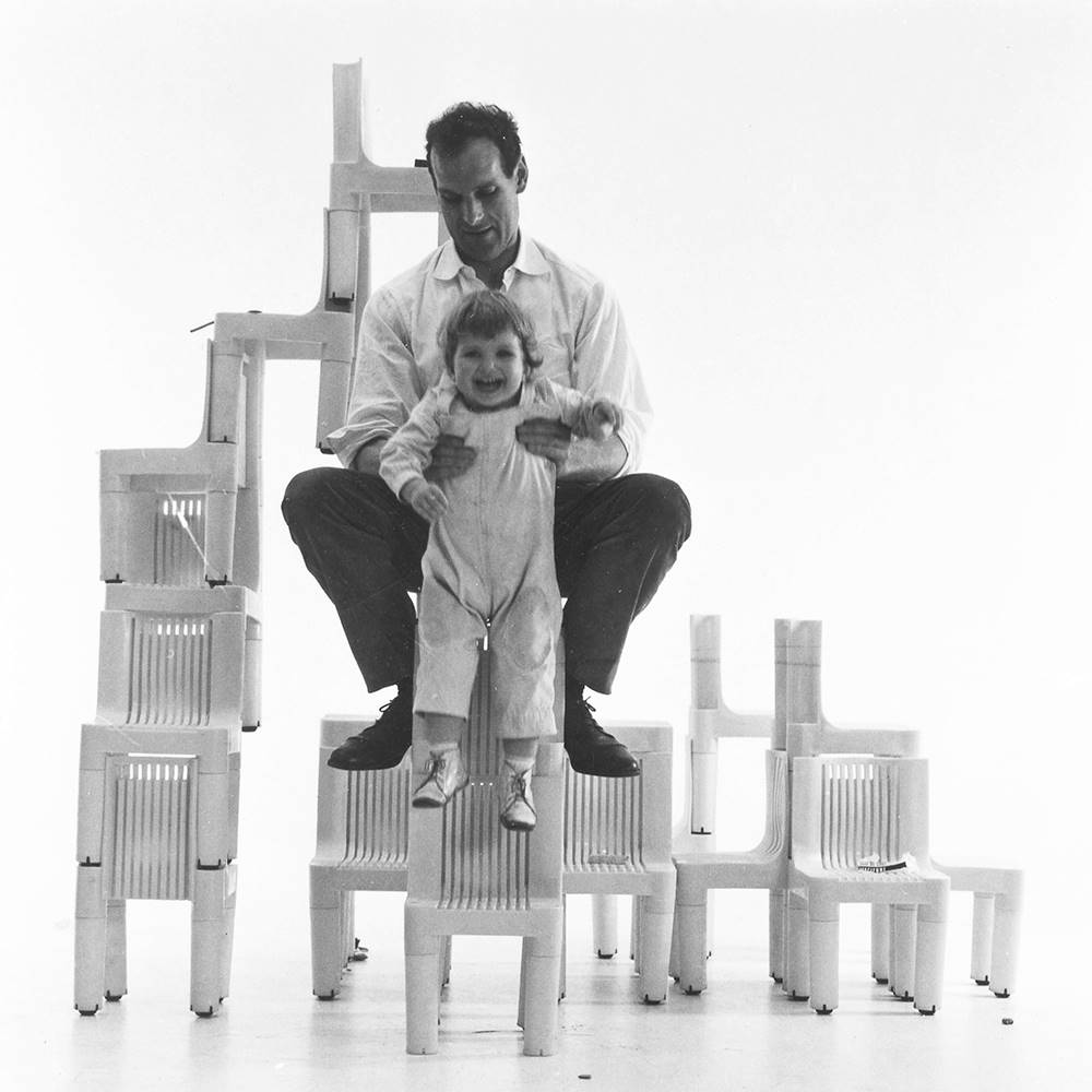 Richard Sapper acostumbraba a llevar a sus hijos al taller de maquetas para que jugasen ayudando a su maquetista.
