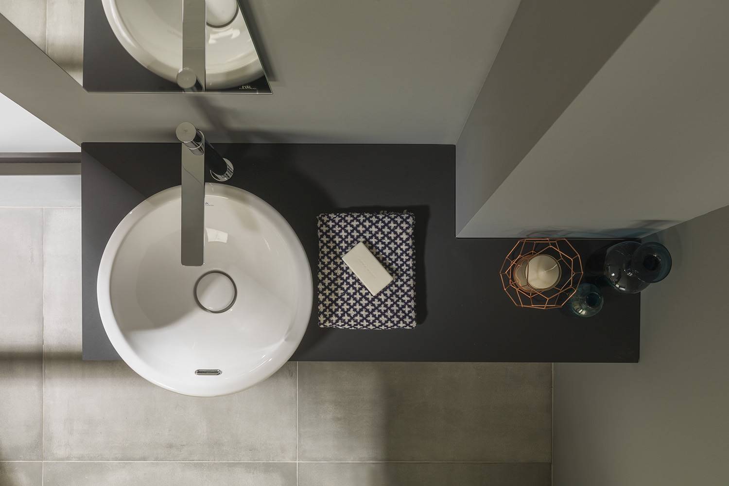 Las encimeras Project Tech, de Noken Porcelanosa Bathrooms, ofrecen una característica novedosa en el mercado ya que las rayas superficiales se pueden reparar aplicando calor sobre la zona dañada.
