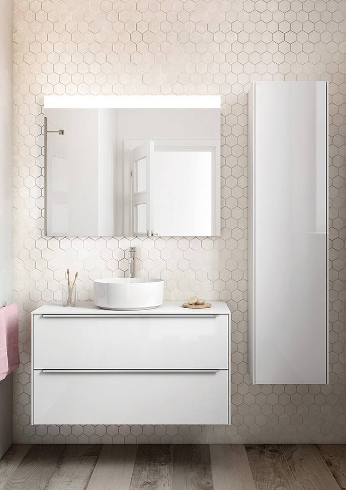 La colección Inspira, de Roca, incluye módulos columna de 400 x 300 x 1.600 mm con puerta de espejo.
