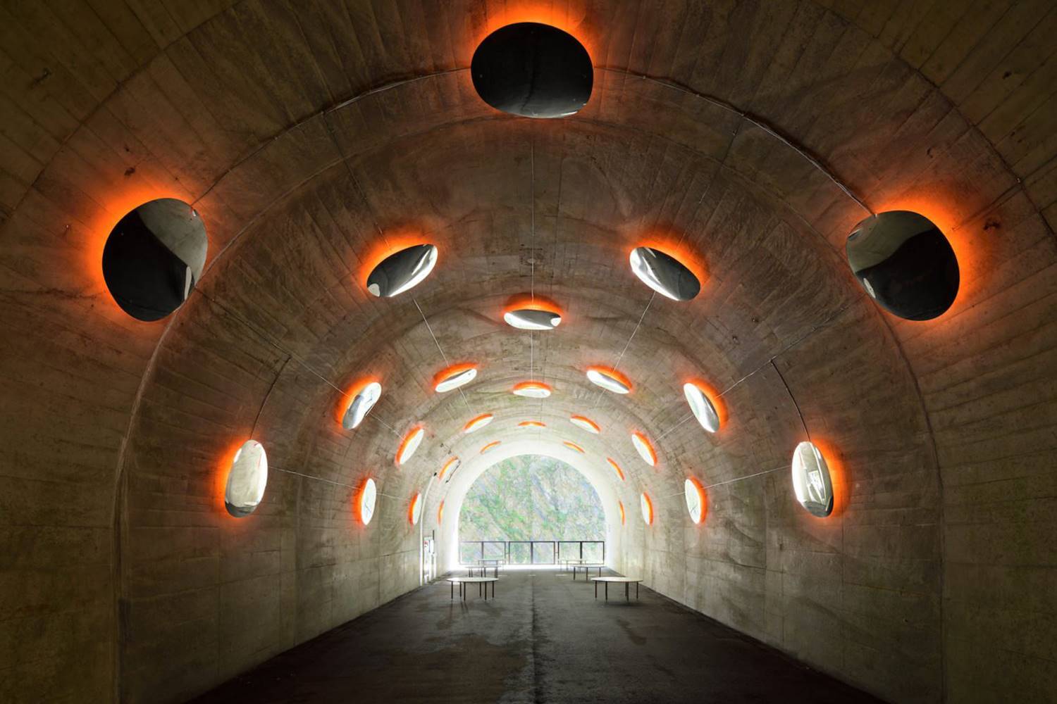 'The Drop', por su parte, respresenta al fuego en The Tunnel of Light.